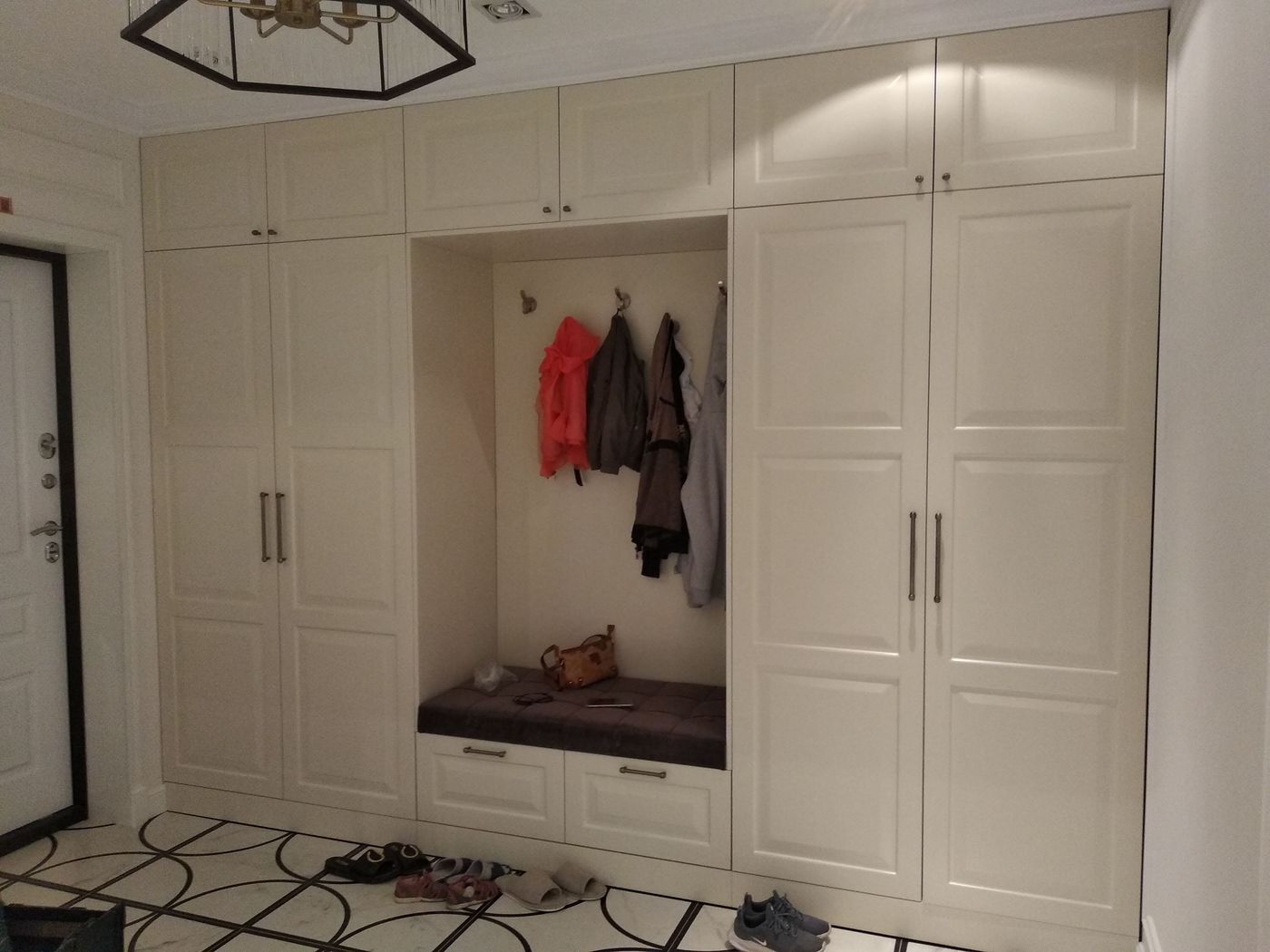 Entry wardrobe with built-in bench